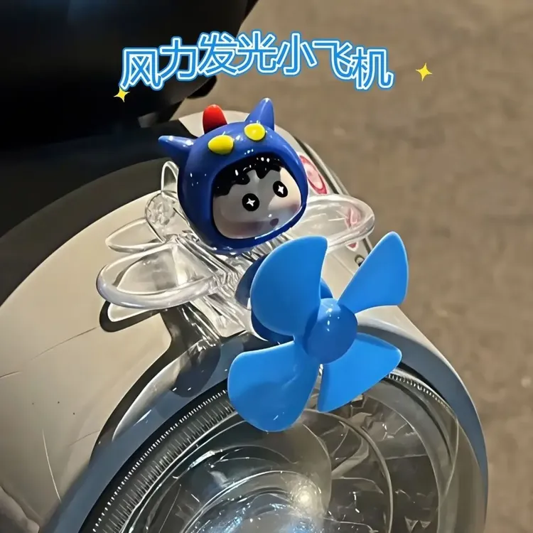 新品蜡笔小新风力发光飞机电动车七彩摩托车摆件风能发电装饰xdm