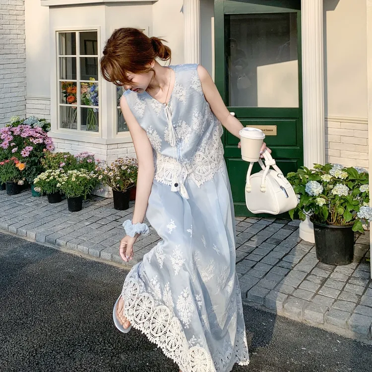 蓝色温柔风镂空刺绣马甲套装裙女2025夏新款高腰压褶半身裙两件套