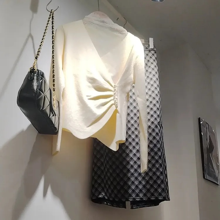 女士秋冬法式修身显瘦V领针织打底衫内搭上衣