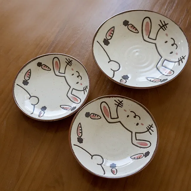 现货日本美浓烧釉下彩可爱卡通兔子猫咪图案平盘盘子浅钵汤碗