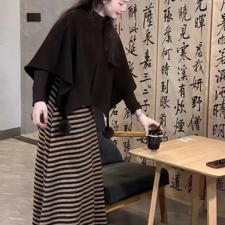 秋冬百搭穿搭 打底衫披肩外套条纹半身裙组合