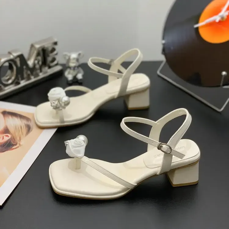 仙女风花朵珍珠气质凉鞋女2025夏新款法式夹趾水钻粗跟外穿高跟鞋