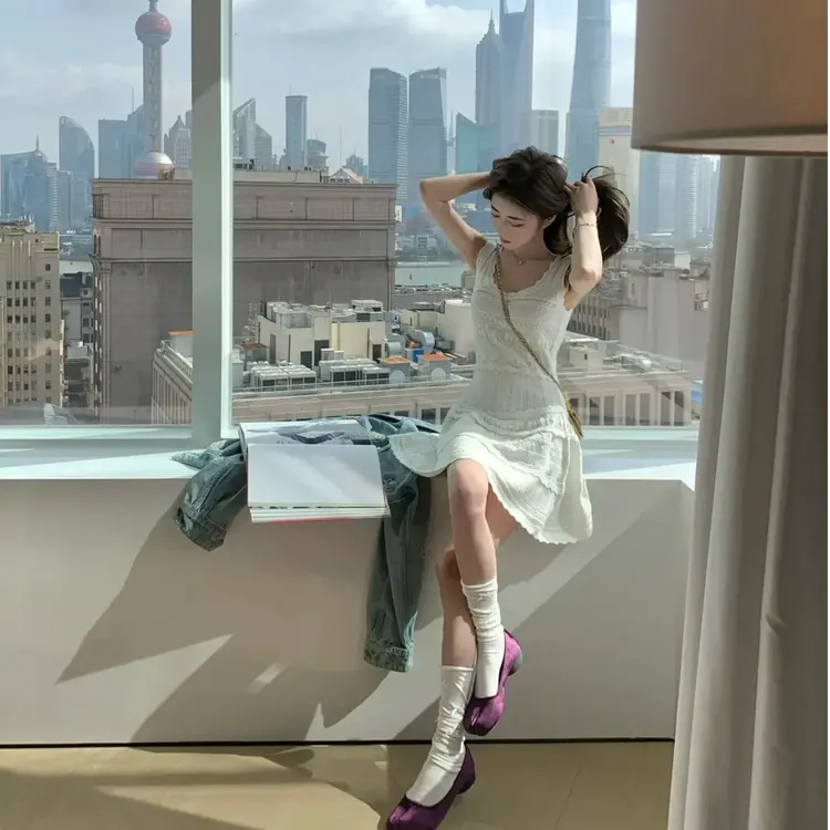 纯欲u领花边白色吊带连衣裙女2025早春气质收腰小白裙背心短裙子