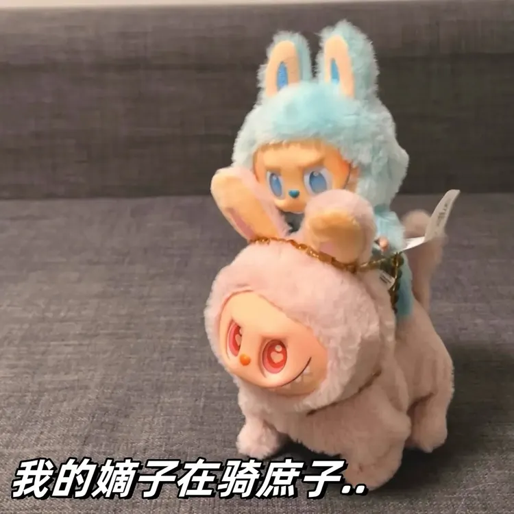 拉臭臭labubu拉布布电动狗狗坐骑小车lagougou义乌娃衣公仔小玩具
