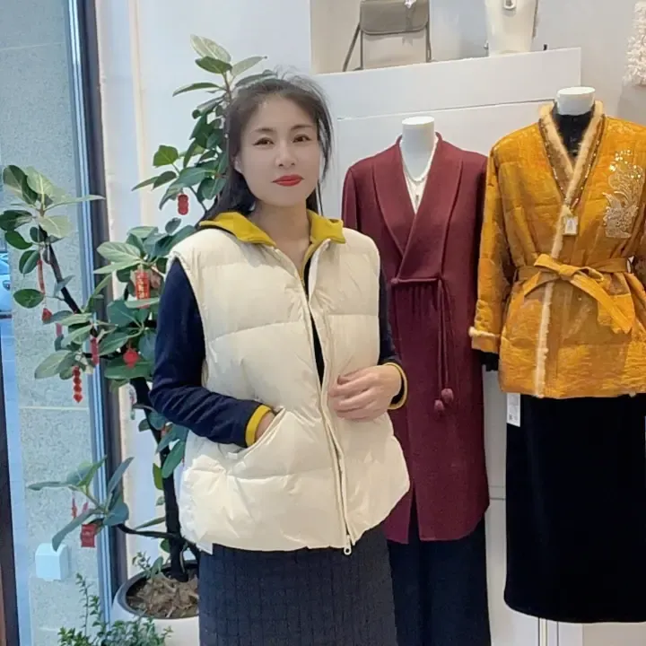 女士短款白鸭绒马甲简约百搭保暖时尚外穿