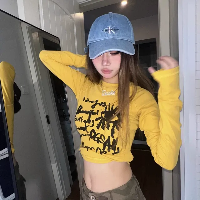 美式印花辣妹黄色正肩长袖t恤女秋冬设计感紧身显瘦短款打底上衣