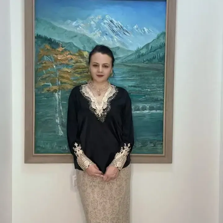 新款蕾丝拼接刺绣长袖修身高弹力百搭气质打底衫女装