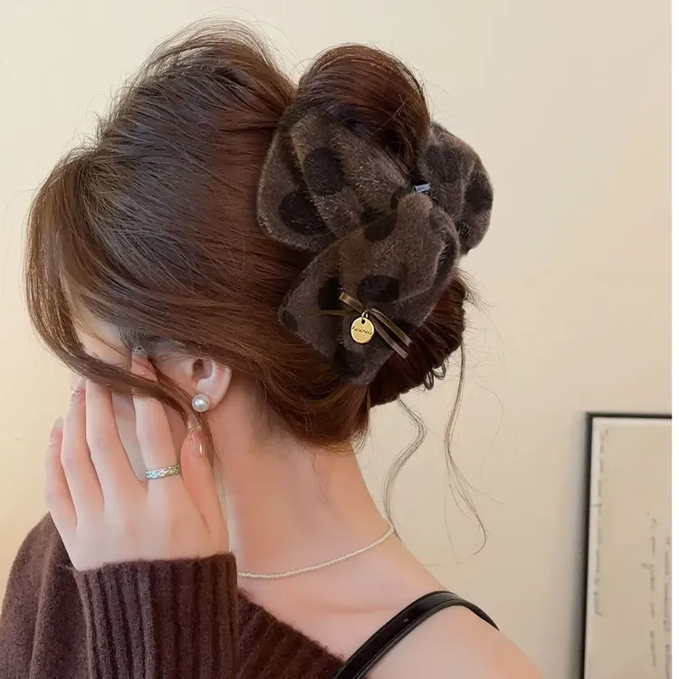 双11好物 三角抓夹女波点毛绒鲨鱼夹2025新款大号盘发夹秋冬发饰