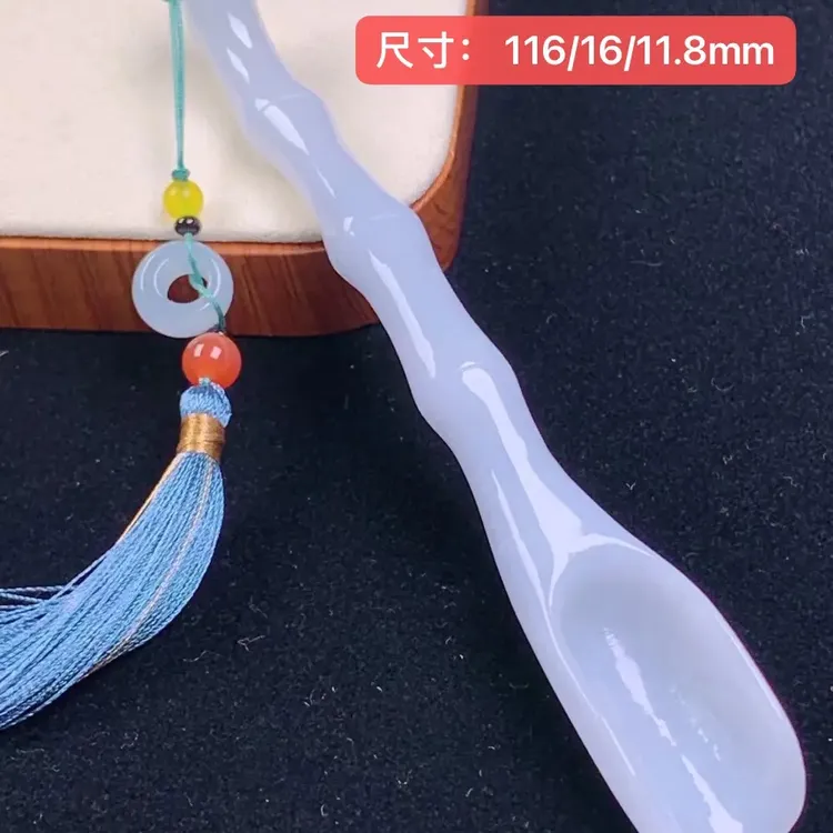 茶勺温润翡翠A货雕琢成茶勺勺身通透取茶间满是清雅古韵。