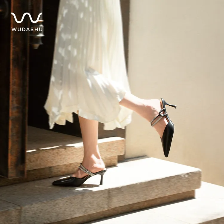 穿高跟鞋的吴大叔真皮法式白色包头凉鞋女2025夏季新款水钻凉拖鞋