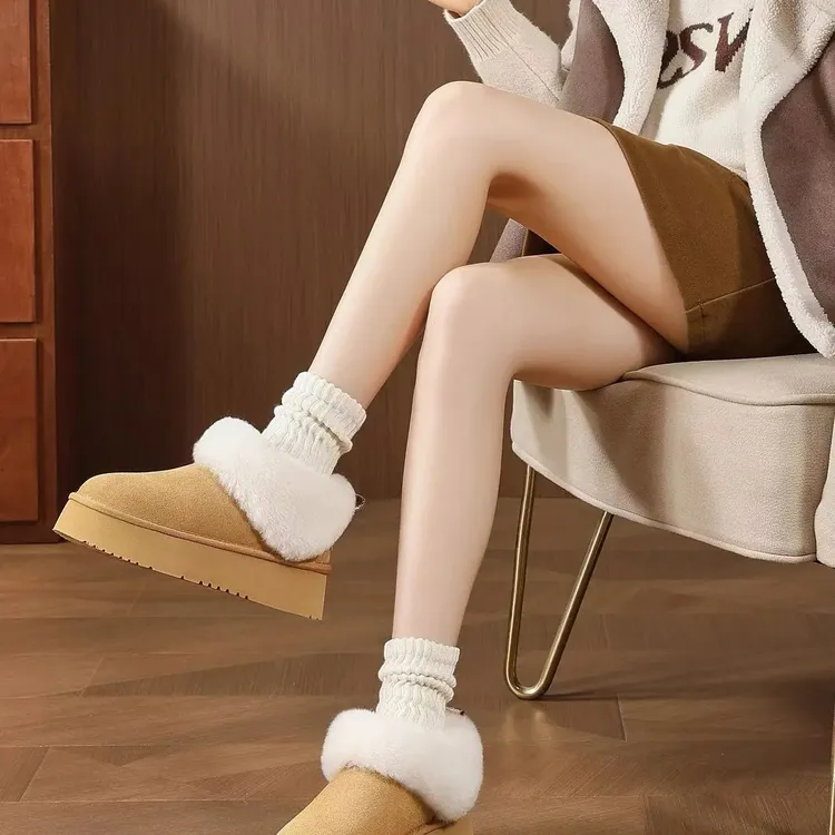 新款4厘米厚底加绒保暖防滑雪地靴脚感舒适，时尚百搭