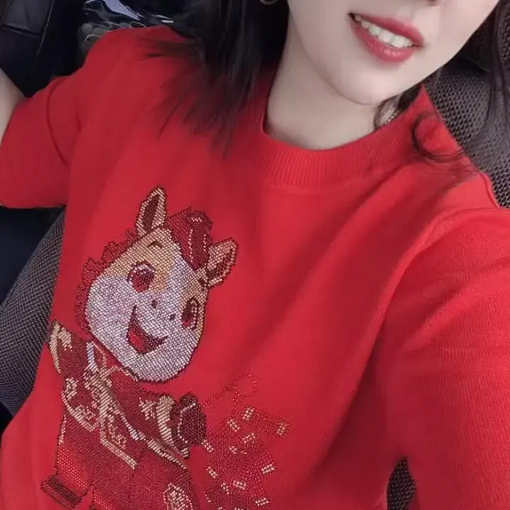 生肖马年马年暴富圆领中袖本命年红色毛衣女装时尚白发针织衫上衣