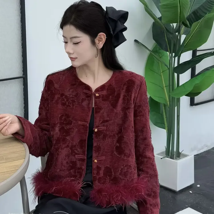 越越秋冬季锦心绣重工玫瑰红下摆鸵鸟毛新中式国风外套3956女新款