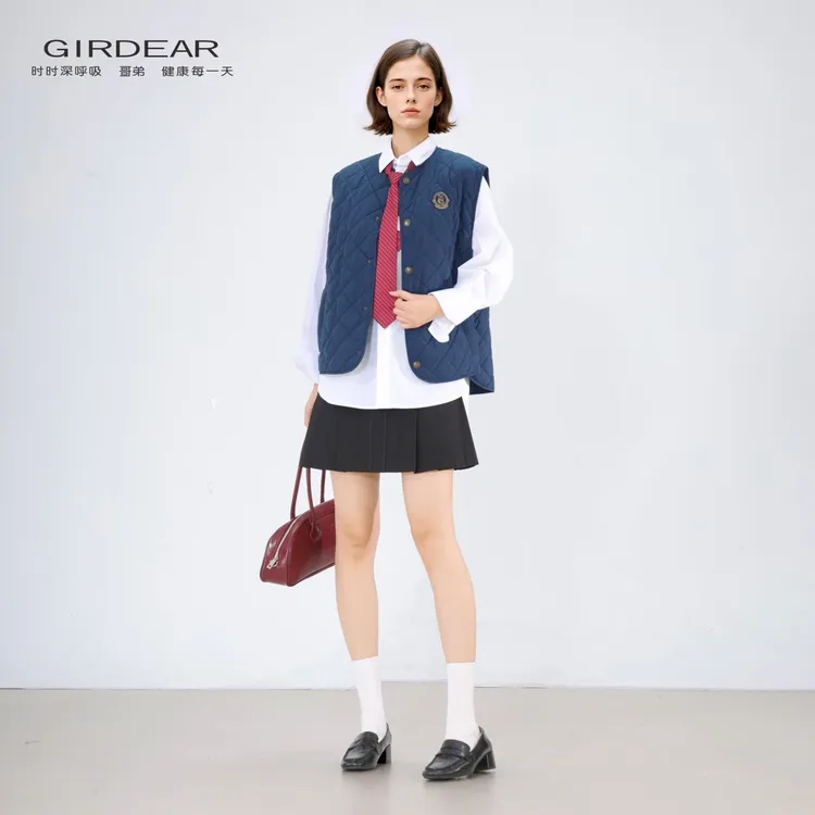GIRDEAR/哥弟早秋复古经典短款百搭轻薄纯色单排扣无袖马甲140041