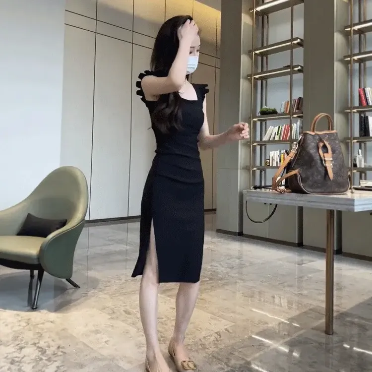 2025夏季新款法式设计感木耳边吊带连衣裙女中长款气质开叉小黑裙