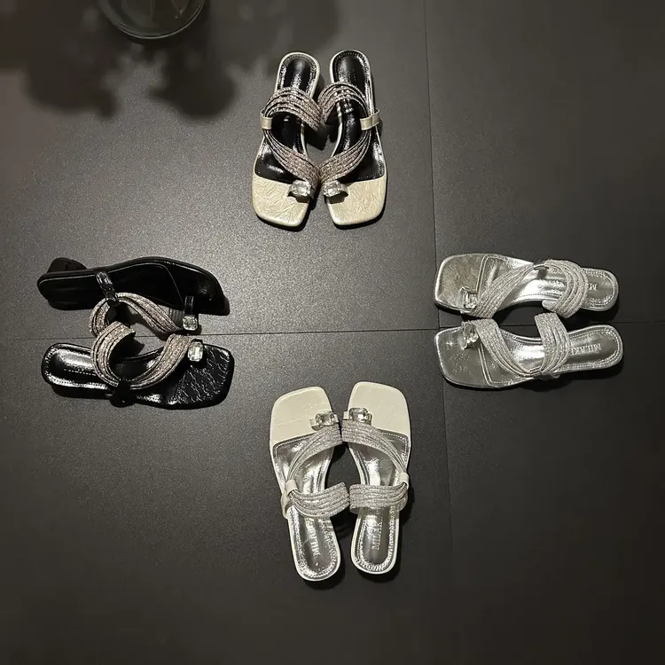 2025年夏季新款爆款水钻套趾大钻百搭时尚网红轻奢舒适休闲一字拖