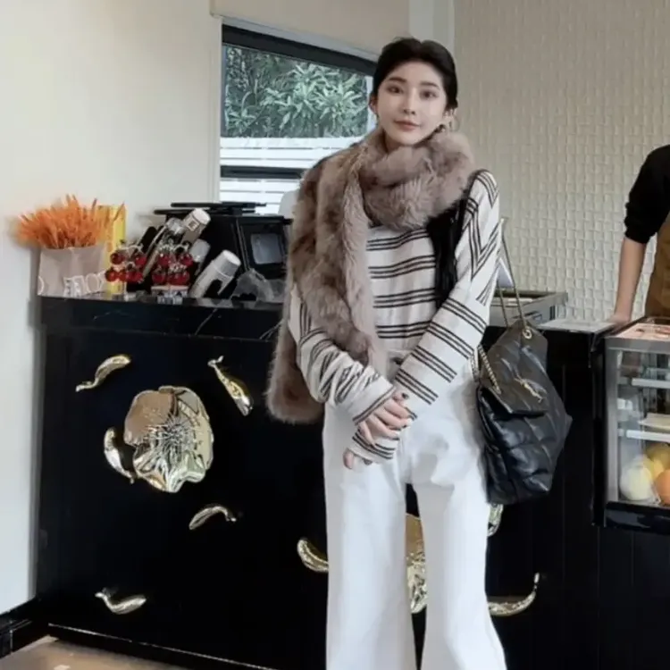 女士时尚休闲微喇牛仔裤