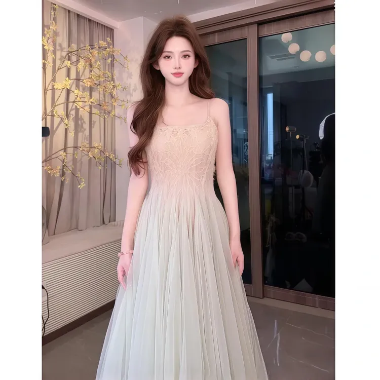 法式名媛风甜美气质网纱吊带连衣裙女夏季新款修身显瘦蓬蓬长裙