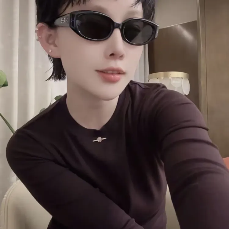 《顶配有钱花》新款25113女装圆领长袖T恤衫女士纯色百搭休闲上衣
