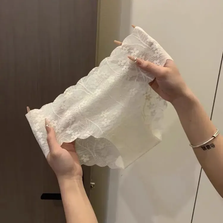 法式蕾丝内裤女冰丝无痕裸感提臀裤纯棉抗菌裆2025新款瑜伽三角裤