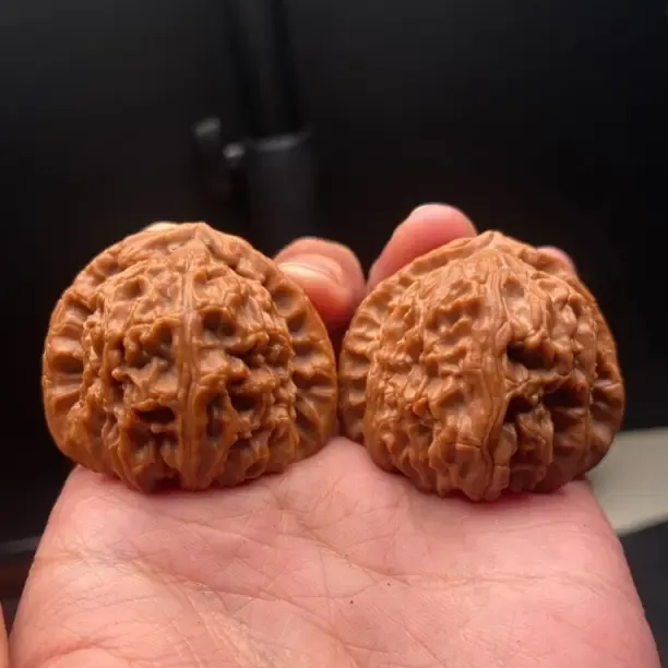 A3号。极品三角白，白狮子，磨盘，南疆石，南将石，梁文玩核桃。回血，