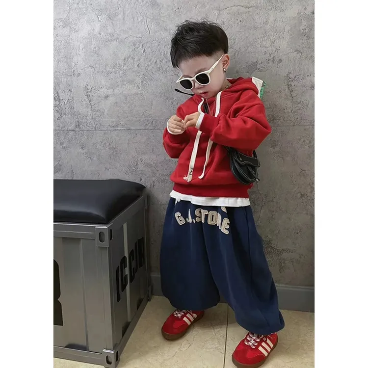 小少爷连帽卫衣2025新款秋装儿童套头衫男童痞帅风红色加绒套装