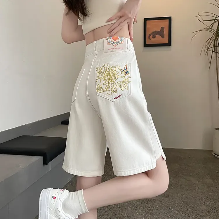 白色刺绣牛仔短裤女2025夏季开叉国风绣花米白色五分裤子户外夏