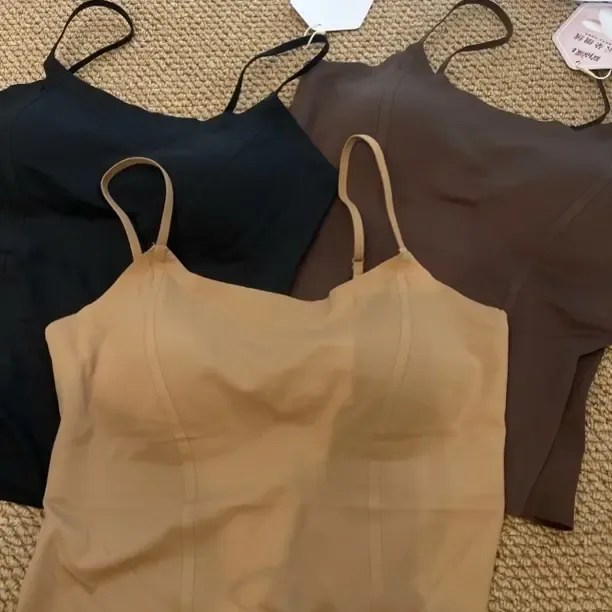 极简无痕美背百搭女士带胸垫吊带背心防走光可外穿打底