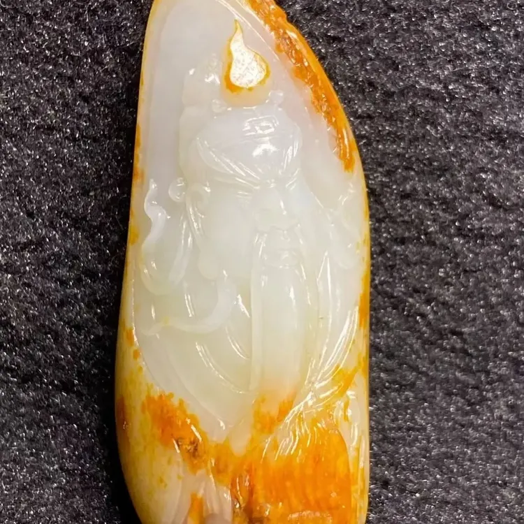 只买单纯的吊坠，没带链子，属的性质。吊坠 油润雕刻手工饰品