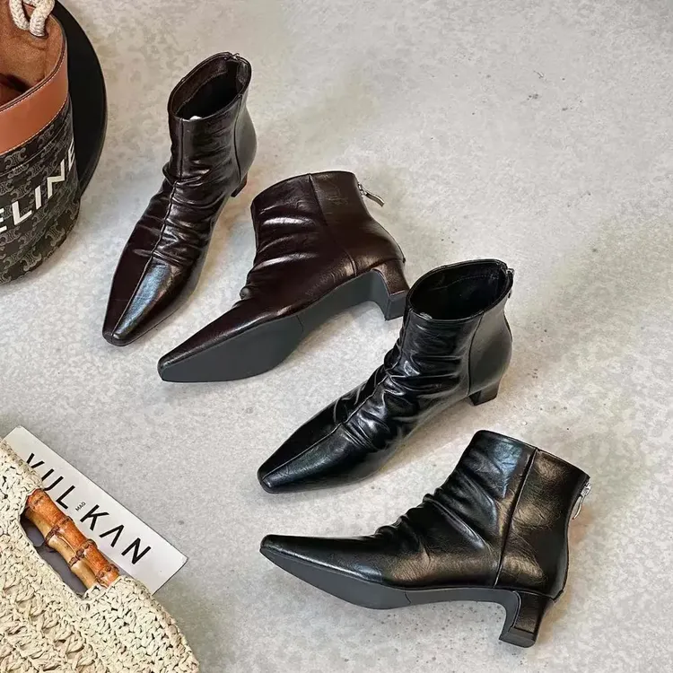 粗跟时尚冬季百搭极简风防滑高跟短靴方头压花