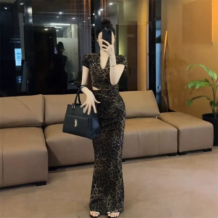 复古豹纹v领短袖上衣女2025夏季新款设计感包臀鱼尾半身裙两件套