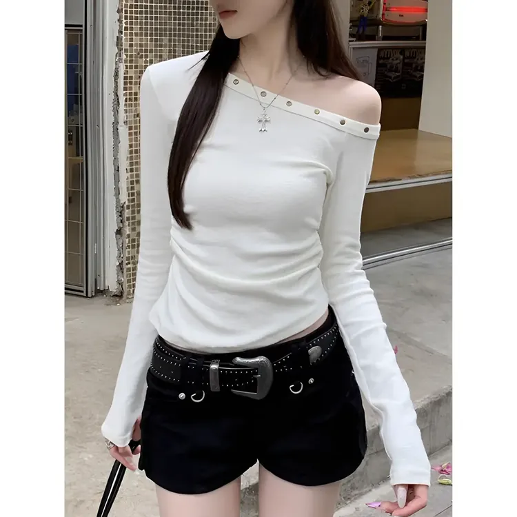 【现货+运费险补贴】2025秋季新款个性潮流韩版铆钉斜肩T女显瘦上衣