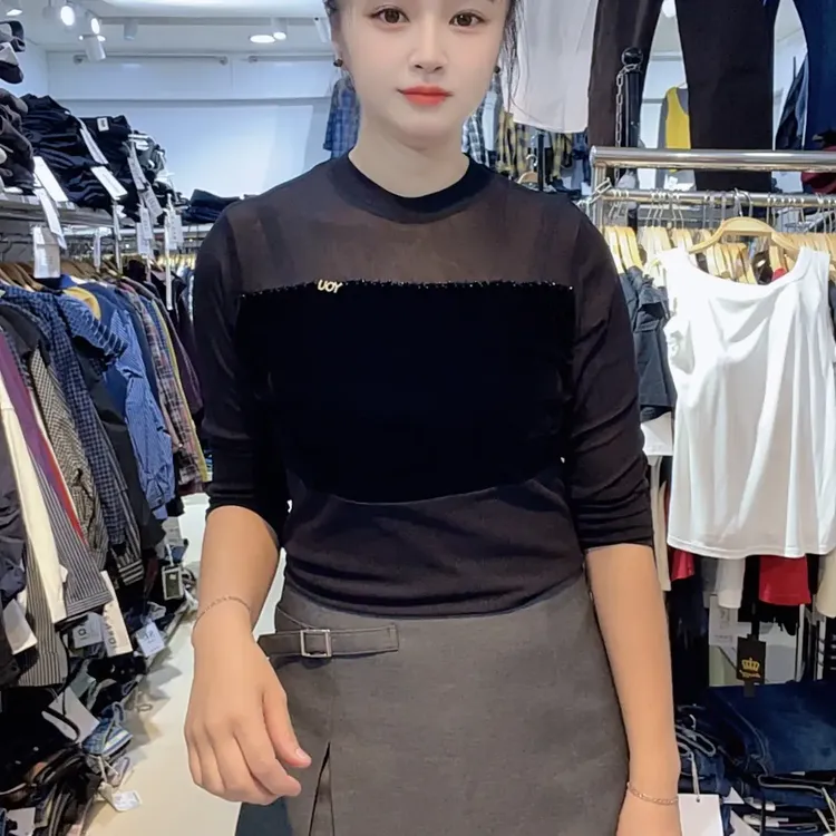 艳艳家的丝绒拼接网纱上衣
