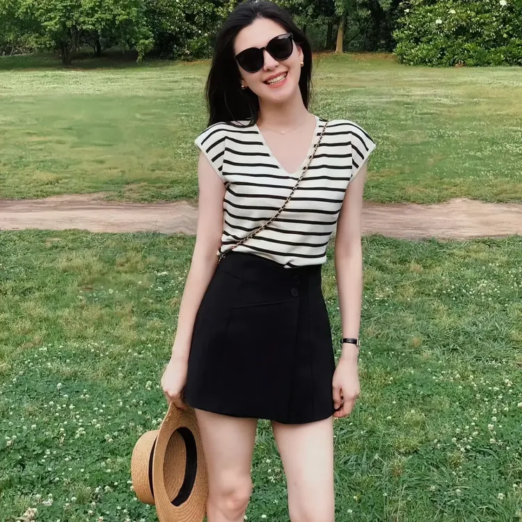 百搭老钱风女装条纹V领无袖针织上衣夏季外穿高腰显腿长黑色短裤
