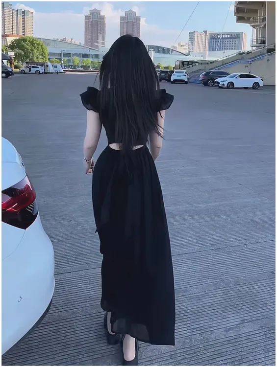 2025夏季新款法式气质黑色飞飞袖连衣裙女设计感露背收腰显瘦裙子