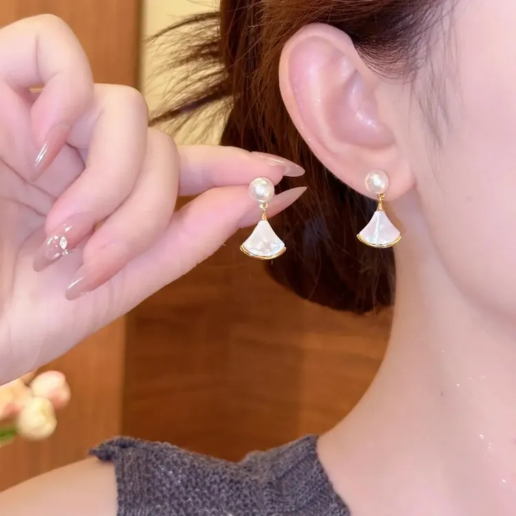 合金耳饰 仿珍珠贝壳小裙子耳钉气质高级感耳环轻奢时尚百搭精致商品图
