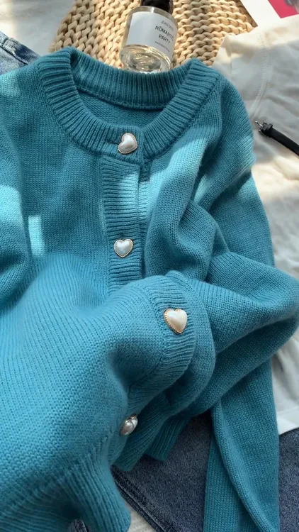2025年秋冬季新款爱心扣蓝色慵懒风复古日系高级感针织衫女装上衣