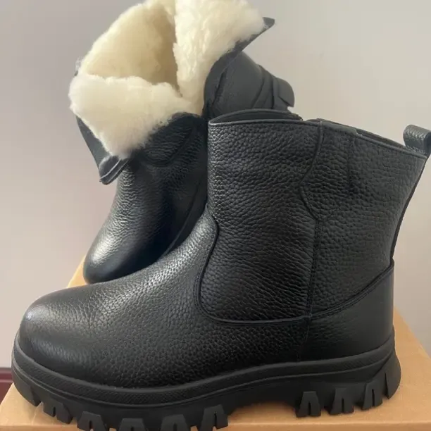 强大侧拉链小皮靴。