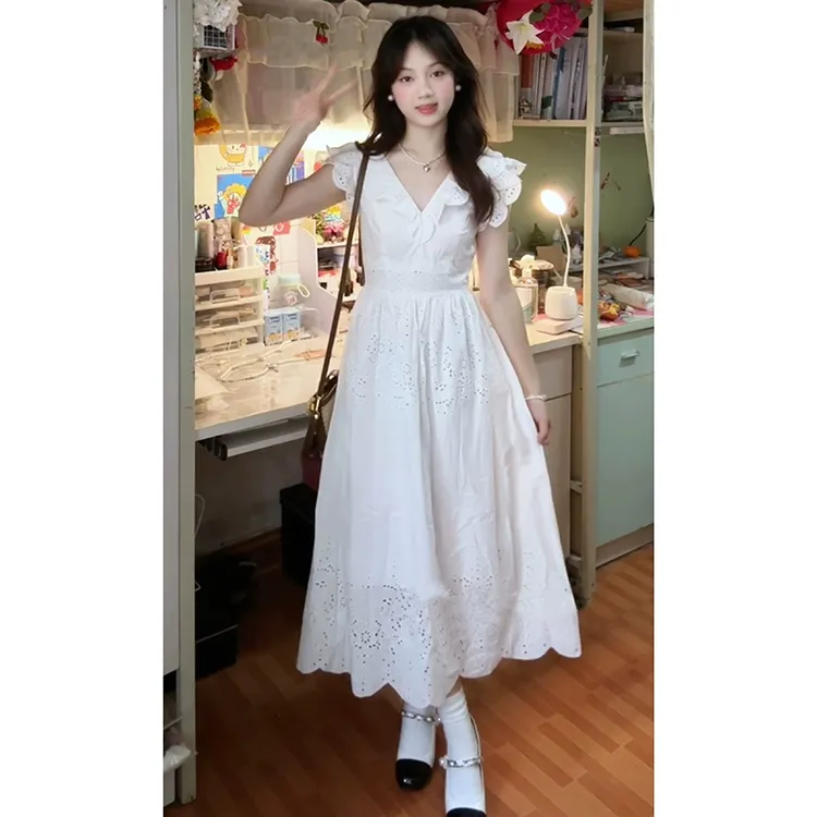 荷叶边V领白色连衣裙女夏季2025年新款收腰显瘦大摆裙镂空长裙子