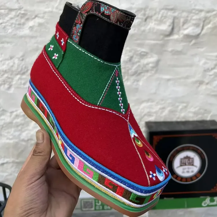 民族风女士加绒绣花平底防滑百搭藏式布鞋