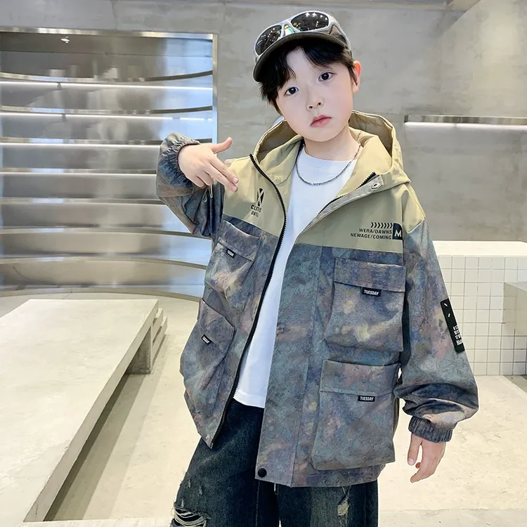 男童春装迷彩外套2025新款中大童春秋款风衣儿童春季洋气衣服炸街
