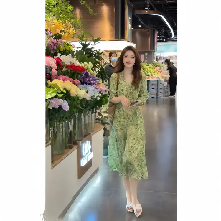 夏季时尚轻奢气质慵懒法式V领连衣裙女2025新款显瘦绿色碎花小众