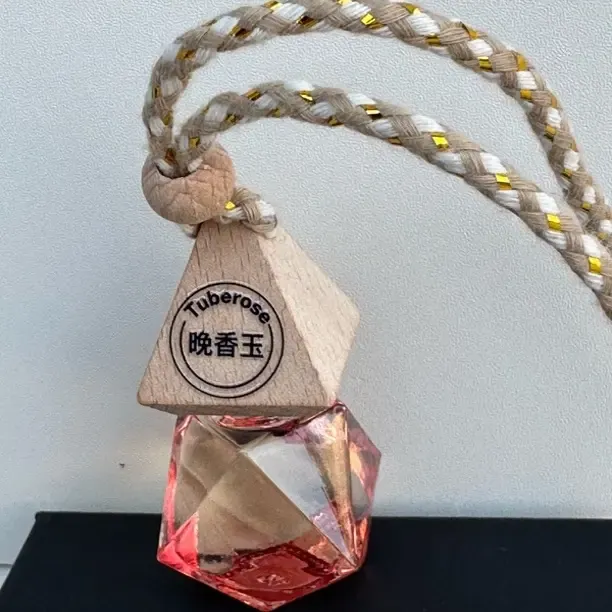 新款车载香水挂件持久淡香精油香薰后视镜挂式除异味车载香薰