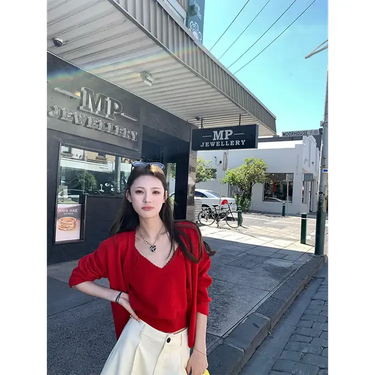 早春穿搭一整套女装2025气质内搭背心红色针织开衫直筒休闲短裤