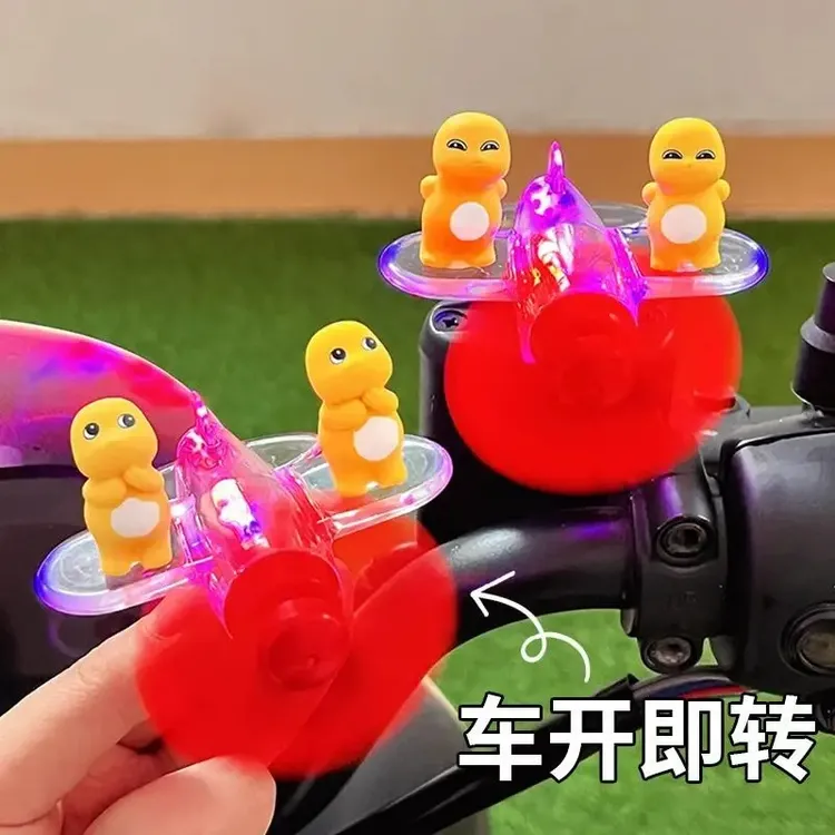 奶龙发光小飞机电动车装饰可爱卡通风能旋转亮灯摩托车自行车摆件