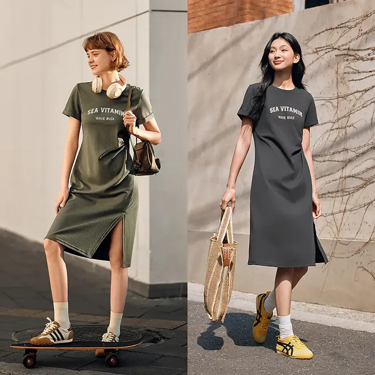 森马连衣裙女复古休闲中长裙夏季出行小心机字母开叉T恤裙显瘦