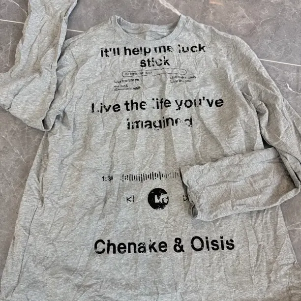 皱皱设计字母T恤，有型不挑人，舒适透气，百搭易穿，推荐入手