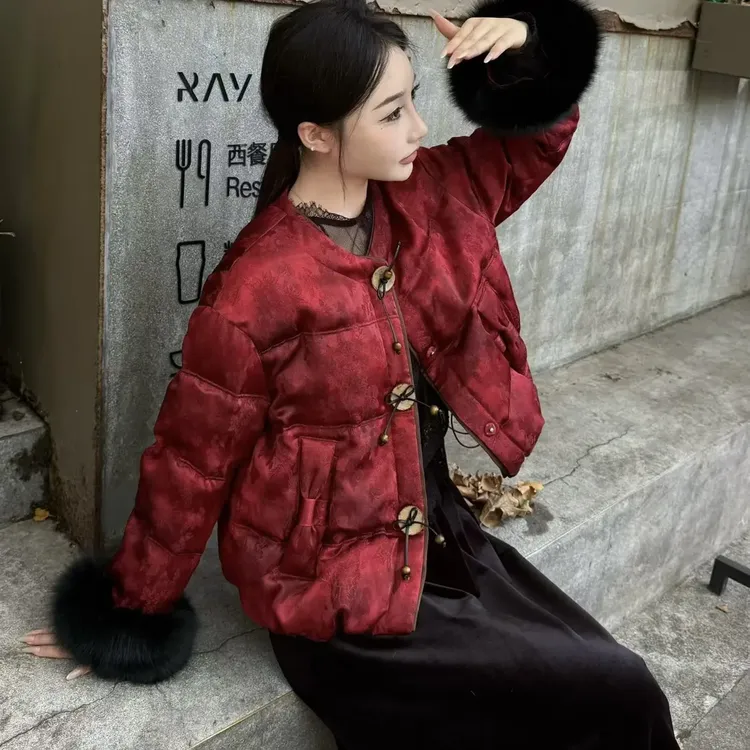 鑫屹女装中式6110树脂固色圆领短款白鸭绒袖口真狐狸毛蝴蝶扣宽松