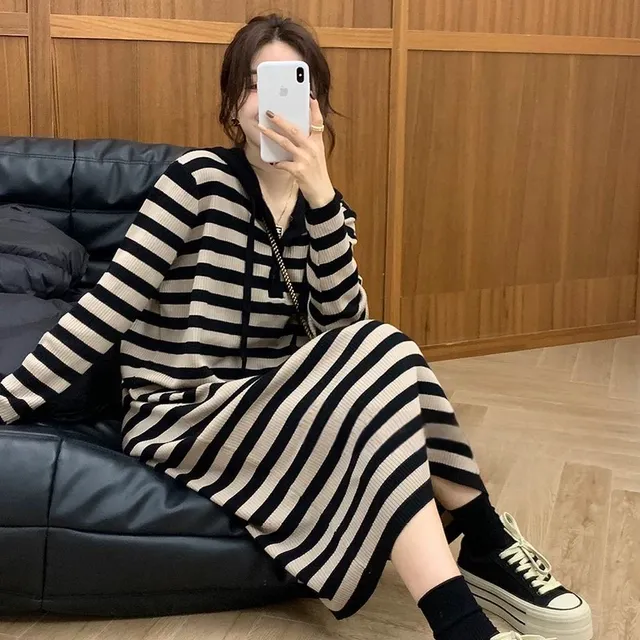 法式慵懒风复古连帽针织连衣裙女春秋时尚宽松气质休闲条纹毛衣裙