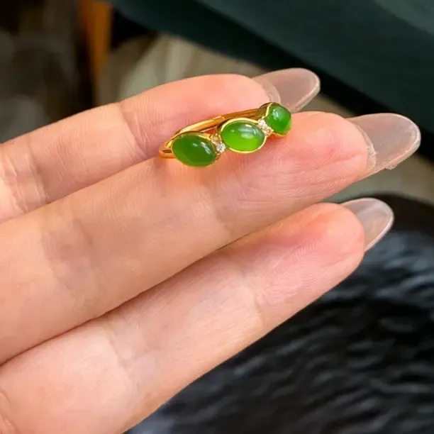 和田玉老坑碧玉蛋面银镶嵌满绿饱满戒圈猫眼辣阳绿女士气质款戒指